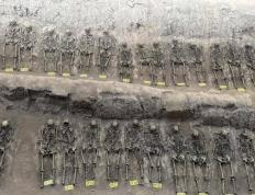 吉林(lín)辽源有座(zuò)山，层层叠叠垒满白骨