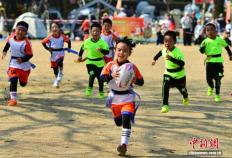 福州：娃娃们比拼橄(gǎn)榄球(qiú)