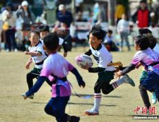 福州：娃娃们比拼橄(gǎn)榄球(qiú)