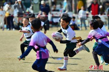 福州：娃娃们比拼橄(gǎn)榄球(qiú)