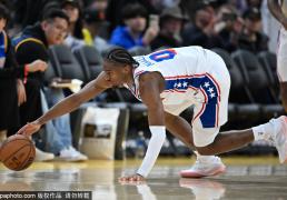 自由球(qiú)员市場(chǎng)顶级球(qiú)员与勇士的(de)对手(shǒu)签约