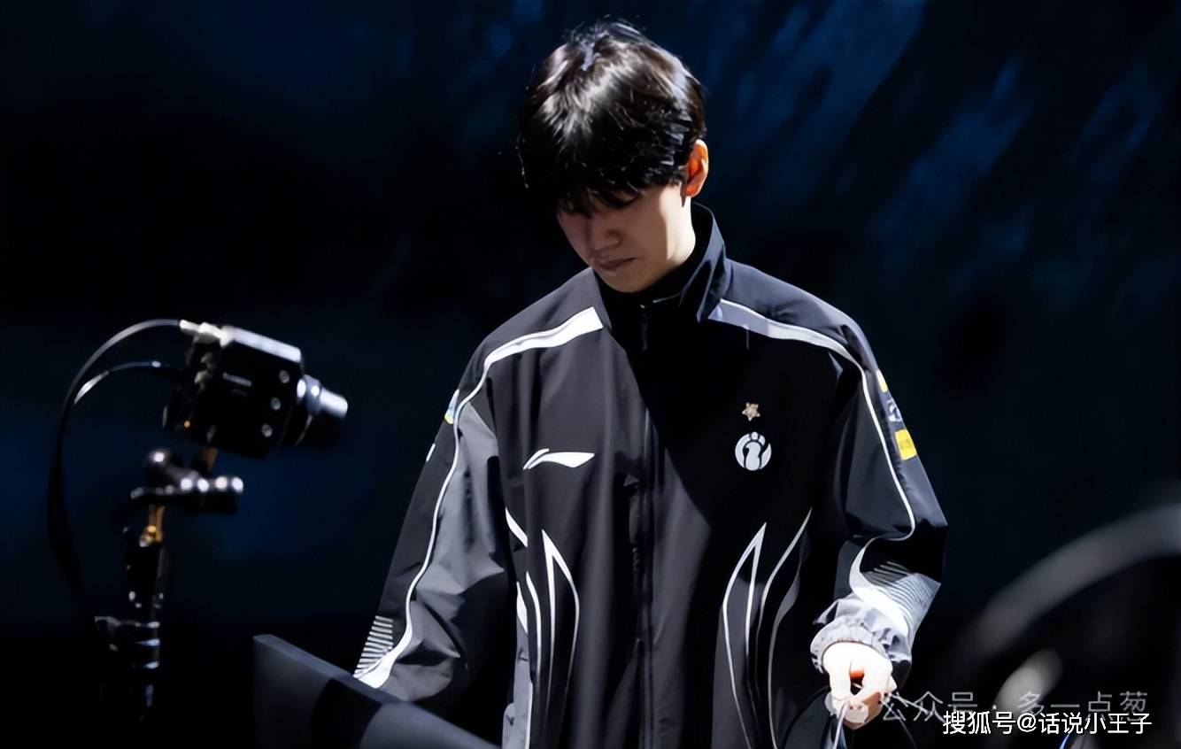 赛场充(chōng)满Theshy传奇！宙斯感谢Theshy，是(shì)他(tā)給(gěi)了我很多灵感