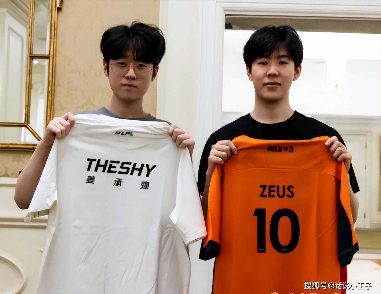 赛场充(chōng)满Theshy传奇！宙斯感谢Theshy，是(shì)他(tā)給(gěi)了我很多灵感