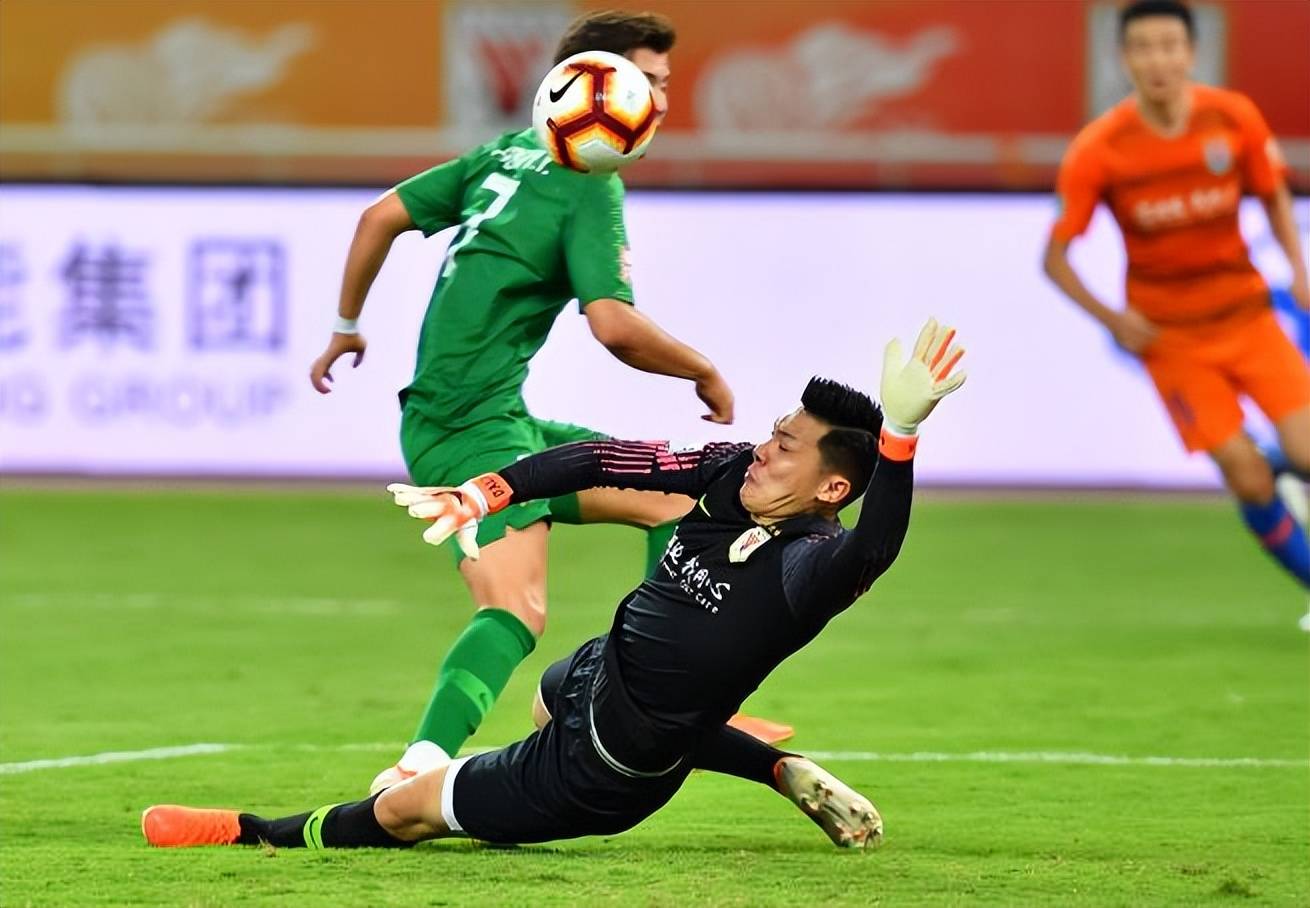 意外！不是王大雷也(yě)不是于金永，他是唯(wéi)一入(rù)围金手套奖的鲁能(néng)門(mén)将