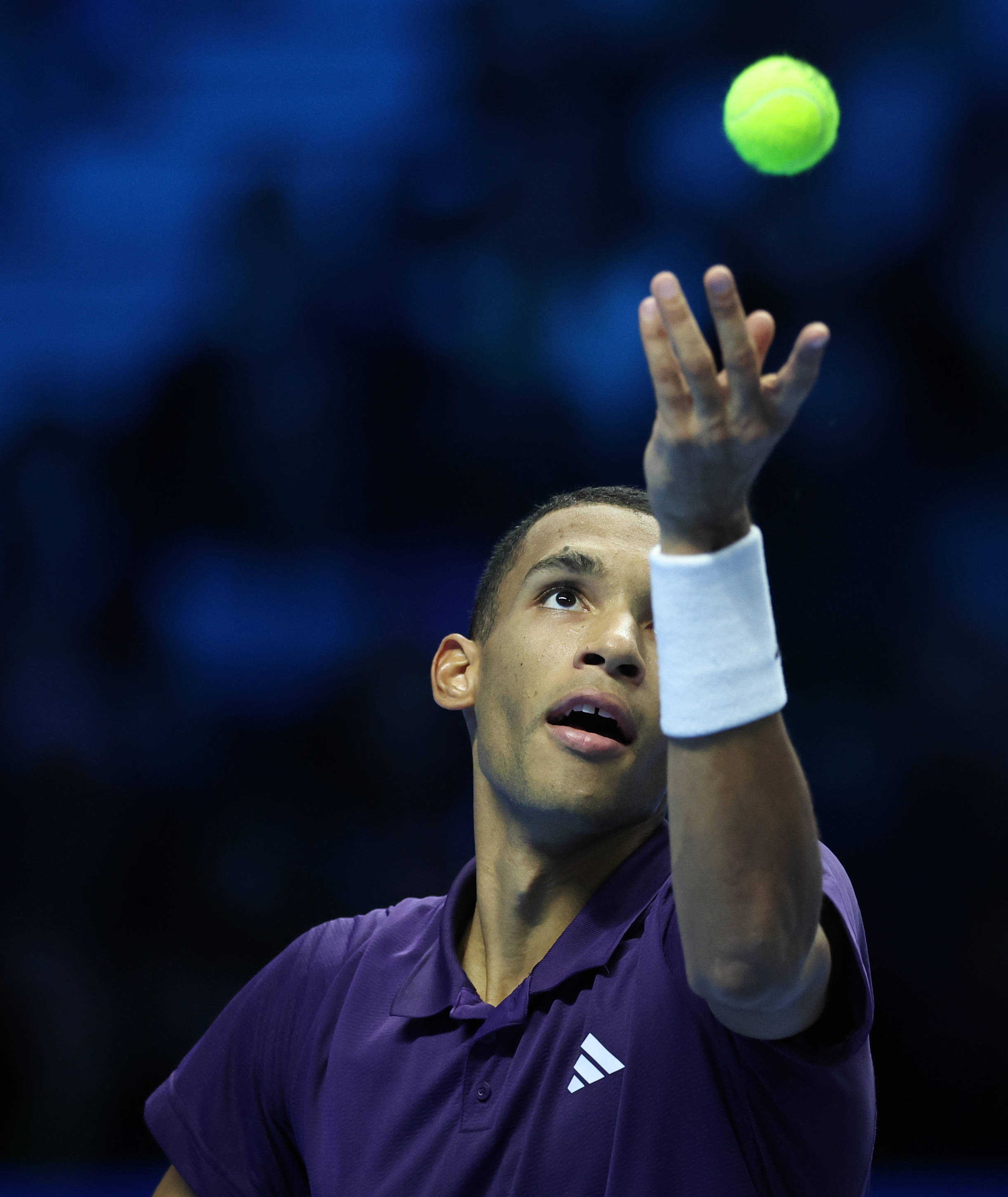 （体育）網(wǎng)球——ATP年終(zhōng)总決(jué)赛：奧(ào)热-阿利亞(yà)西姆(mǔ)胜兹韋(wéi)列夫(fū)