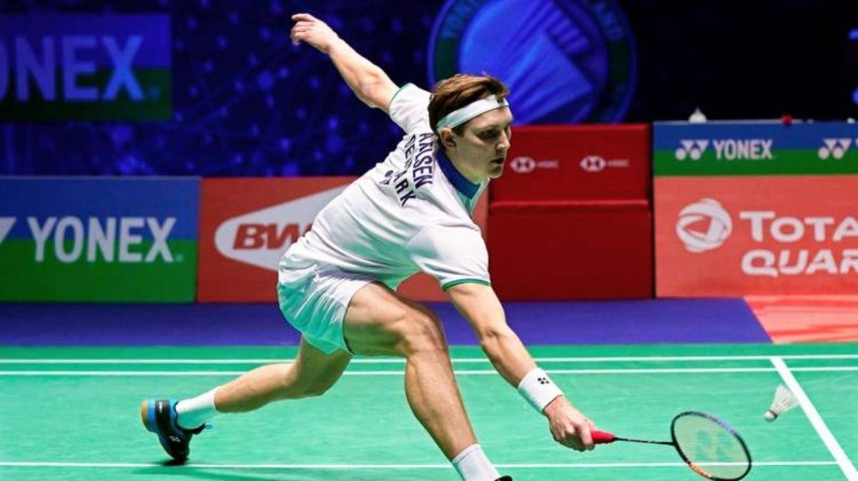 法(fǎ)國(guó)羽毛球(qiú)公開(kāi)赛男單(dān)比(bǐ)赛，安赛龙對(duì)阵马来西亚选手梁峻(jùn)豪，比(bǐ)赛激(jī)烈精彩，安赛龙展現(xiàn)出强大實(shí)力(lì)和冷静应對(duì)能力(lì)