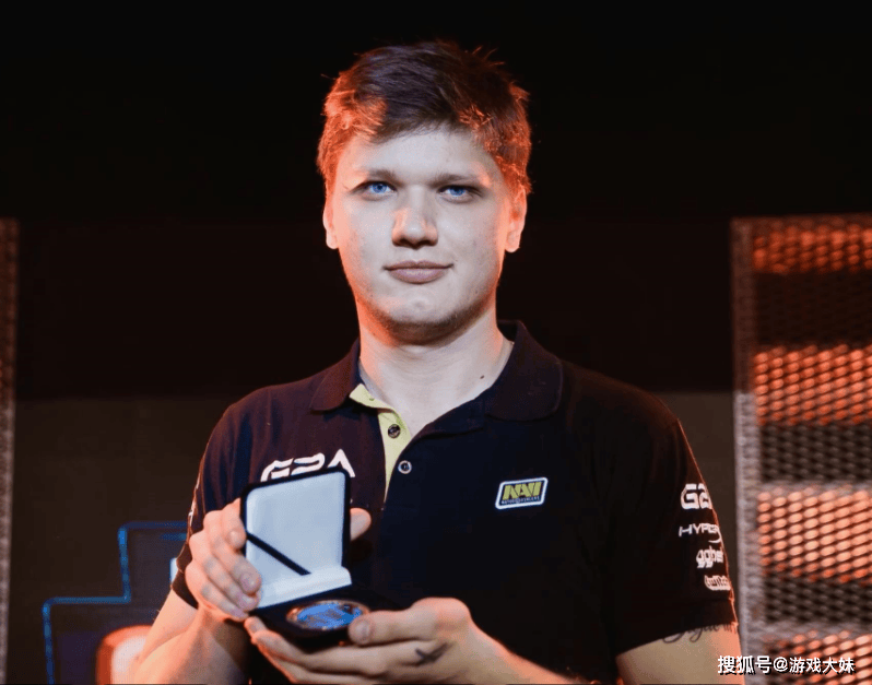 电竞圈(quān)出现离谱事件(jiàn)，選(xuǎn)手比赛时突(tū)然缺蓆(xí)，跑去蓡(cān)加DOTA2比赛