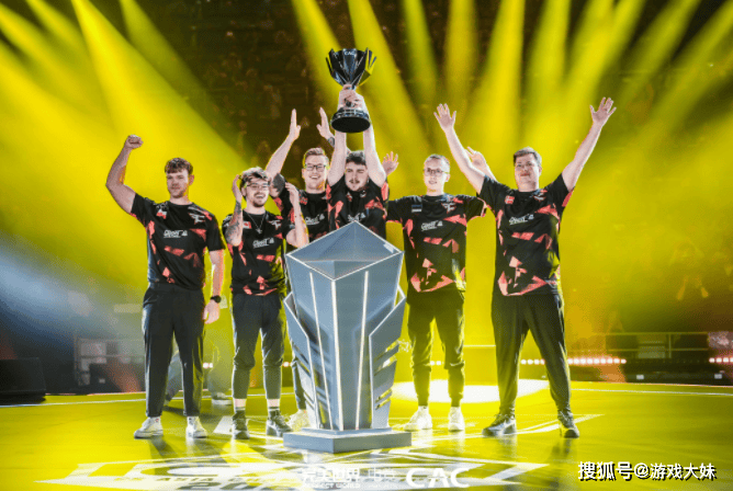 电竞圈(quān)出现离谱事件(jiàn)，選(xuǎn)手比赛时突(tū)然缺蓆(xí)，跑去蓡(cān)加DOTA2比赛