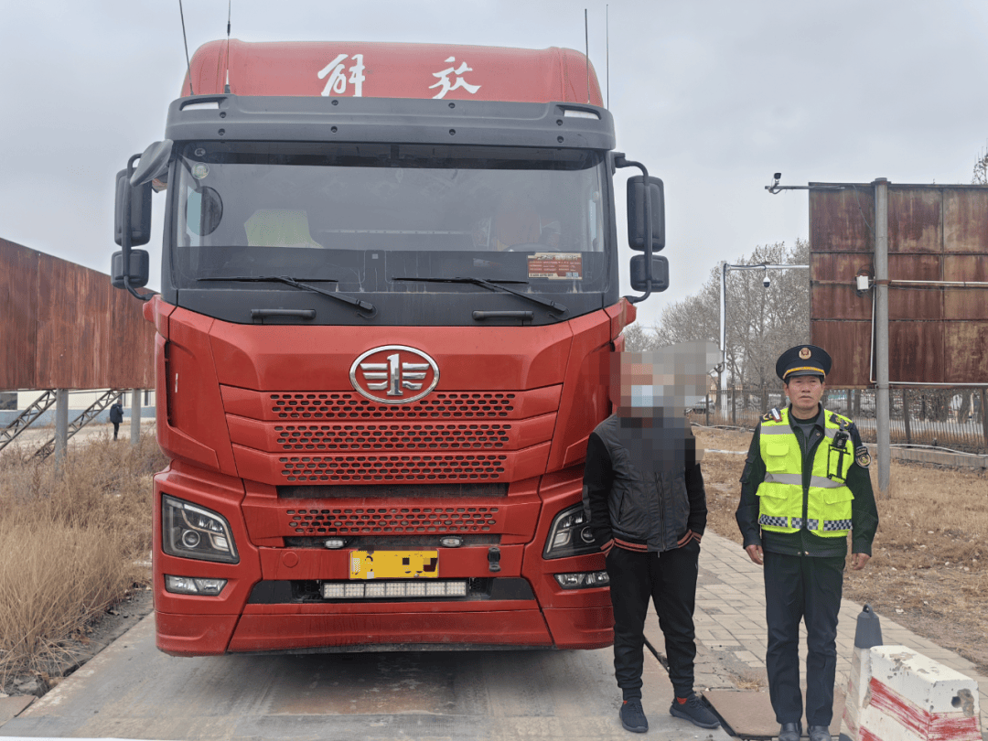 青城交(jiāo)警(jǐng)精准打擊(jī)，5台“百吨王”被查獲(huò)