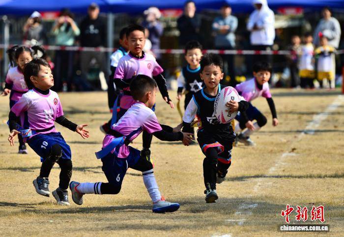 福州：娃娃们比拼橄(gǎn)榄球(qiú)