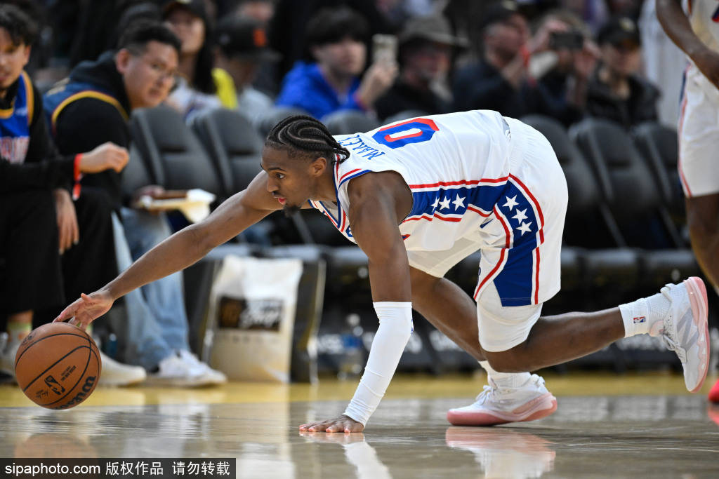 自由球(qiú)员市場(chǎng)顶级球(qiú)员与勇士的(de)对手(shǒu)签约